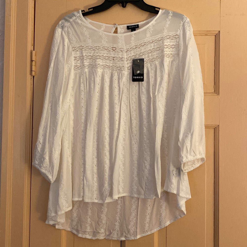 WHITE EYELET & LACE EMBROIDERED HI-LO BLOUSE